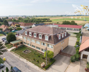 Školská budova v centre obce Mostová