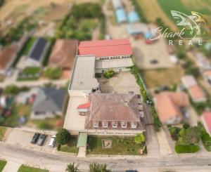 Školská budova v centre obce Mostová