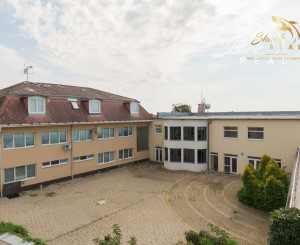 Školská budova v centre obce Mostová