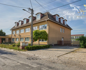 Školská budova v centre obce Mostová