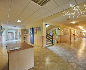 Školská budova v centre obce Mostová