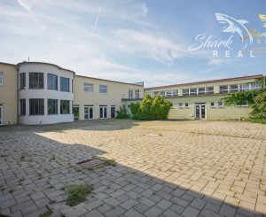 Školská budova v centre obce Mostová