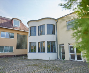 Školská budova v centre obce Mostová