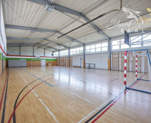Školská budova v centre obce Mostová
