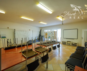Školská budova v centre obce Mostová