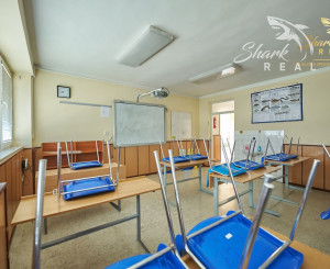 Školská budova v centre obce Mostová