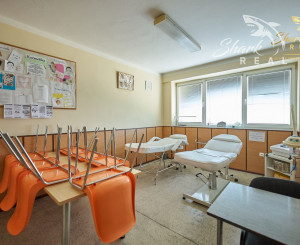 Školská budova v centre obce Mostová