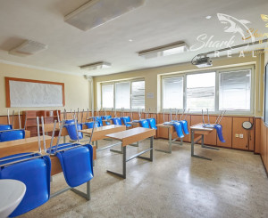 Školská budova v centre obce Mostová