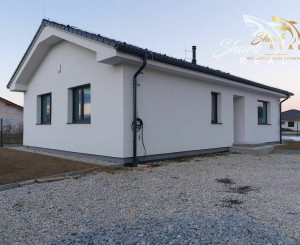 Zaujímavá skolaudovaná novostavba v tichej lokalite blízko mesta