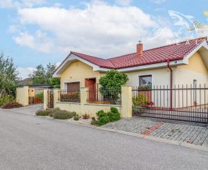 Moderný 3-izbový bungalov len 15 minút od Nového Mesta nad Váhom – Hôrka nad Váhom
