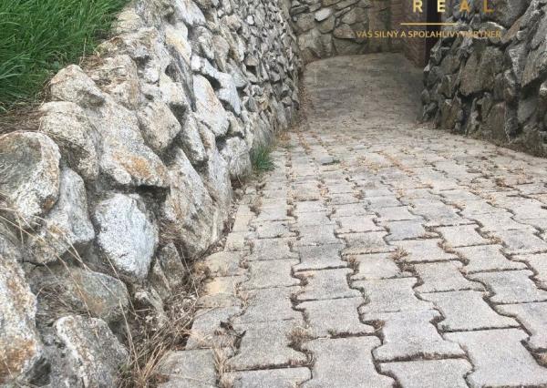 Pozemok Pezinok_Predaj_Benefit je  Krásna tehlová originálna pivnička na pozemku