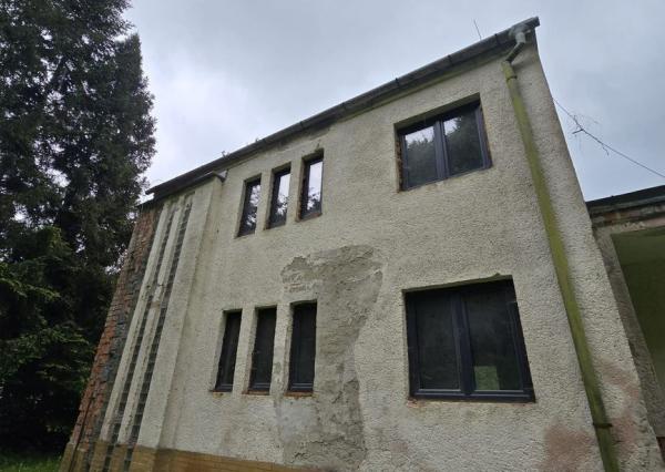 Priestranná budova s bývaním