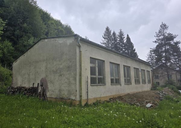 Priestranná budova s bývaním