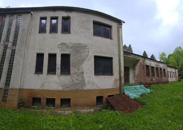 Priestranná budova s bývaním