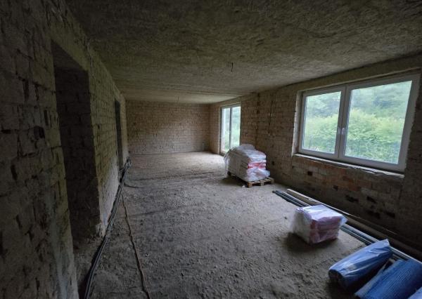 Priestranná budova s bývaním