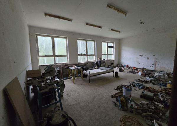 Priestranná budova s bývaním