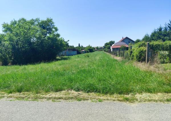 Ponúkam na predaj krásny pozemok vo výbornej lokalite.
