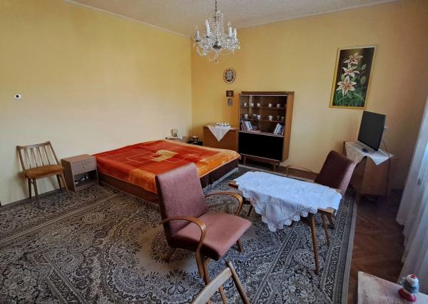 NEPREHLIADNITE! Na predaj 4 izbový rodinný dom v tichej časti obce