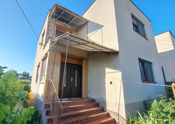 NEPREHLIADNITE! Na predaj 4 izbový rodinný dom v tichej časti obce