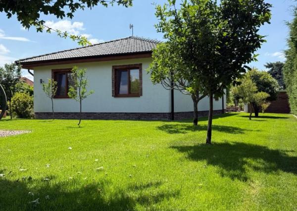 Štýlový 5-izbový bungalov s krásnou záhradou