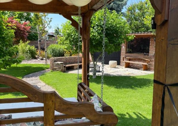 Štýlový 5-izbový bungalov s krásnou záhradou