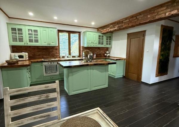 Štýlový 5-izbový bungalov s krásnou záhradou