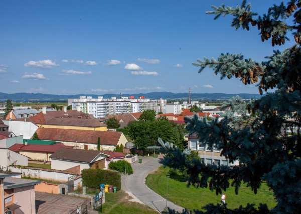 Exkluzívne - Veľký 3 izbový byt vo Vrbovom