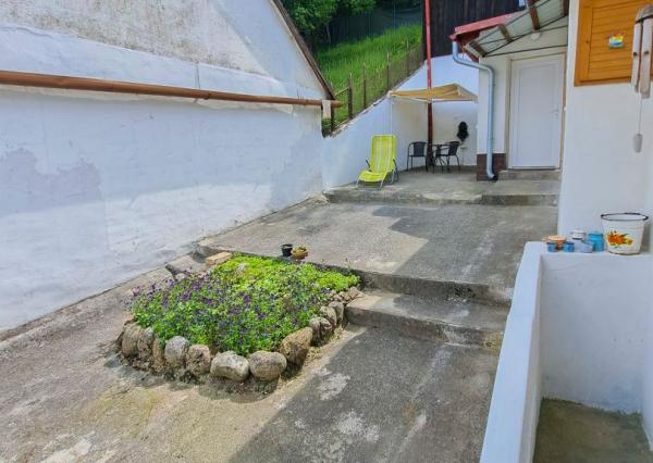 Malebná romantická chalupa pod lesom