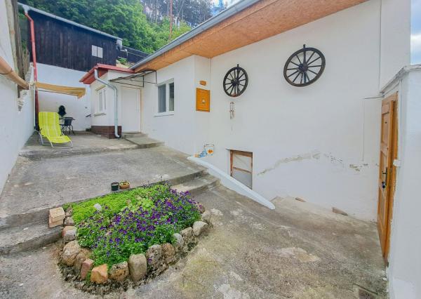 Malebná romantická chalupa pod lesom