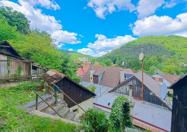 Malebná romantická chalupa pod lesom