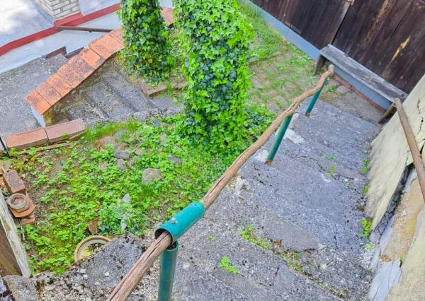 Malebný romantický domček pod lesom