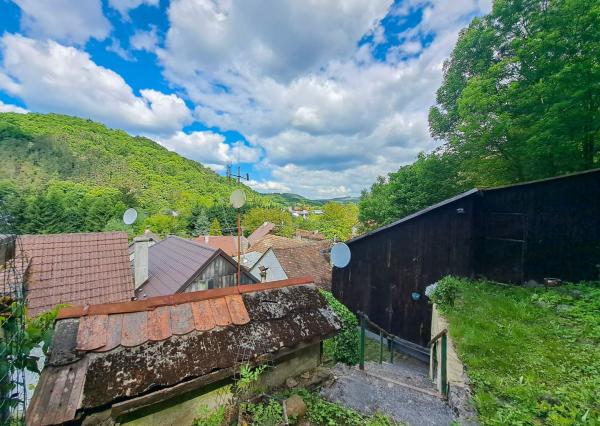 Malebný romantický domček pod lesom