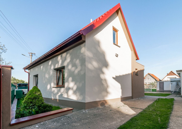 REZERVOVANÉ - Na predaj pekný dom so záhradou