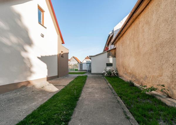 REZERVOVANÉ - Na predaj pekný dom so záhradou