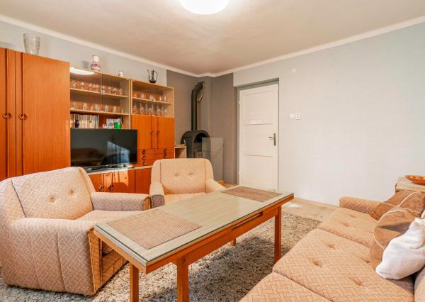 REZERVOVANÉ - Na predaj pekný dom so záhradou