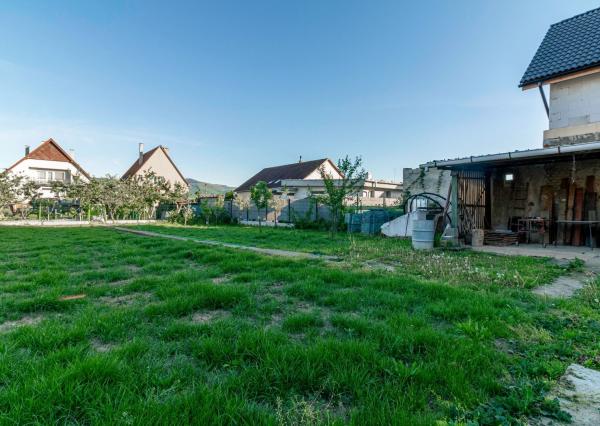 REZERVOVANÉ - Na predaj pekný dom so záhradou