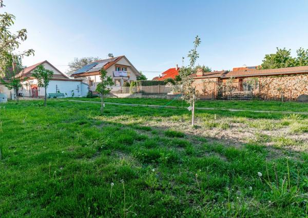 REZERVOVANÉ - Na predaj pekný dom so záhradou
