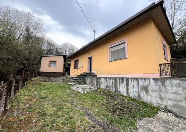 REZERVOVANÉ - RD - Chalupa pri potôčiku / Nová Baňa