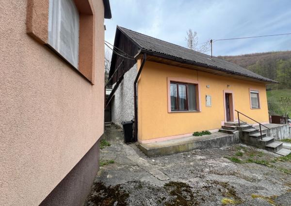 REZERVOVANÉ - RD - Chalupa pri potôčiku / Nová Baňa