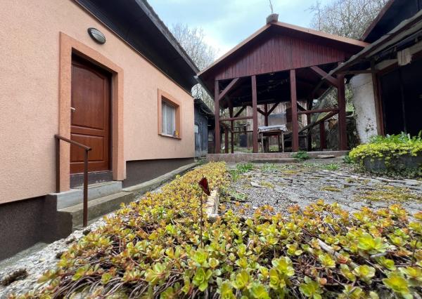 REZERVOVANÉ - RD - Chalupa pri potôčiku / Nová Baňa