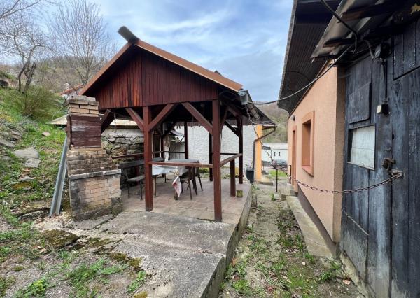 REZERVOVANÉ - RD - Chalupa pri potôčiku / Nová Baňa