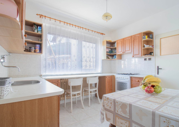 Čiastočne zrekonštruovaný dom vo výbornej lokalite s garážou