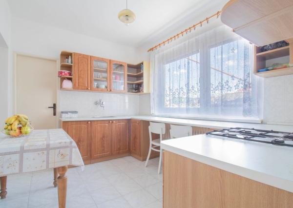 Čiastočne zrekonštruovaný dom vo výbornej lokalite s garážou