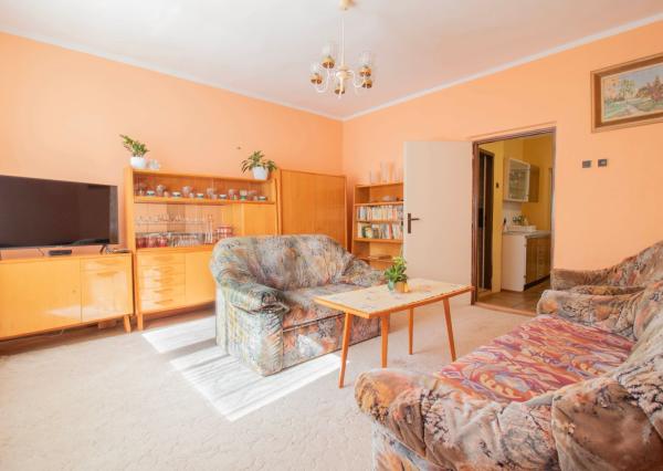 Čiastočne zrekonštruovaný dom vo výbornej lokalite s garážou