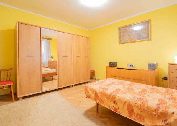 Čiastočne zrekonštruovaný dom vo výbornej lokalite s garážou