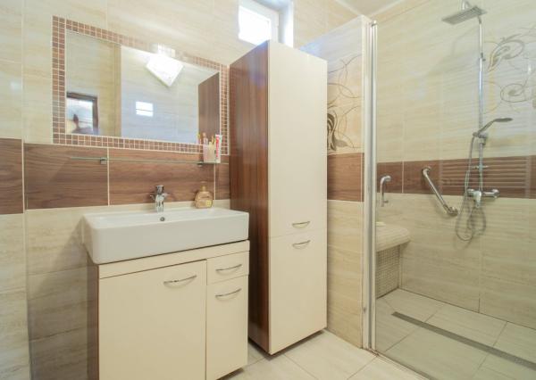 Čiastočne zrekonštruovaný dom vo výbornej lokalite s garážou