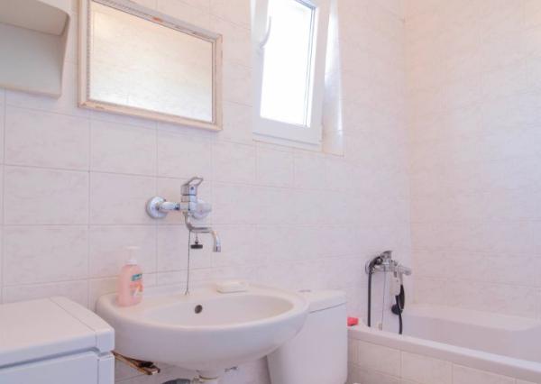 Čiastočne zrekonštruovaný dom vo výbornej lokalite s garážou