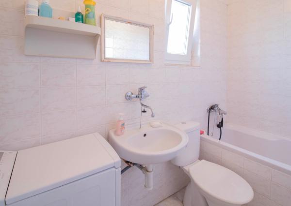 Čiastočne zrekonštruovaný dom vo výbornej lokalite s garážou