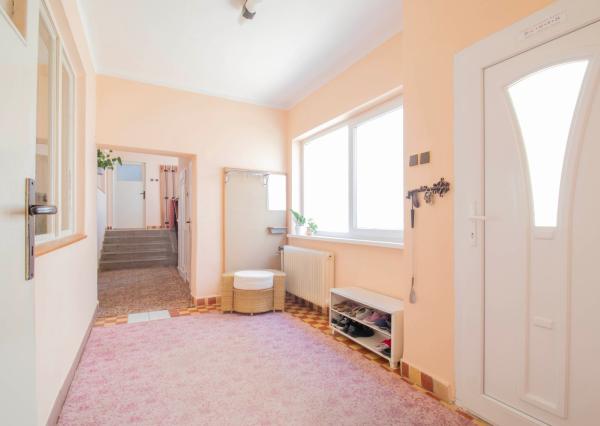 Čiastočne zrekonštruovaný dom vo výbornej lokalite s garážou