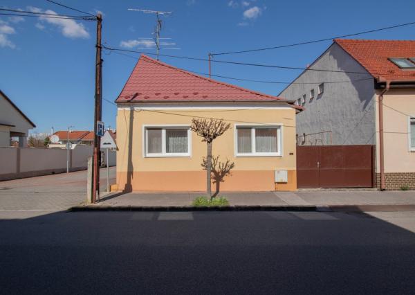 Čiastočne zrekonštruovaný dom vo výbornej lokalite s garážou